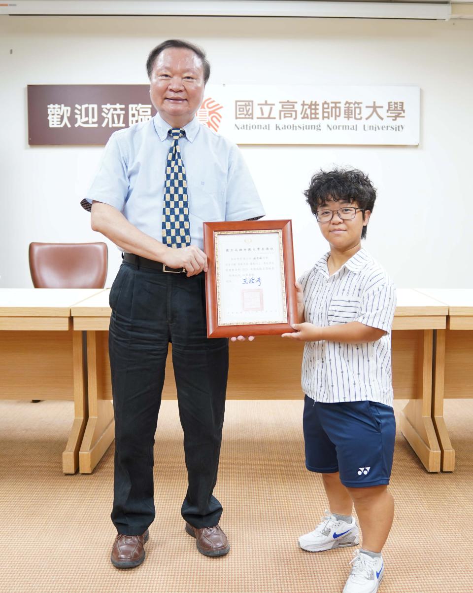 高師大美術系碩士生蔡奕琳榮膺2025年總統教育獎 校長王政彥頒表揚狀紀念品