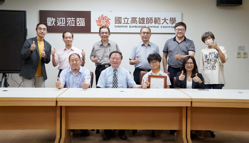 高師大美術系碩士生蔡奕琳榮膺2025年總統教育獎 校長王政彥頒表揚狀紀念品