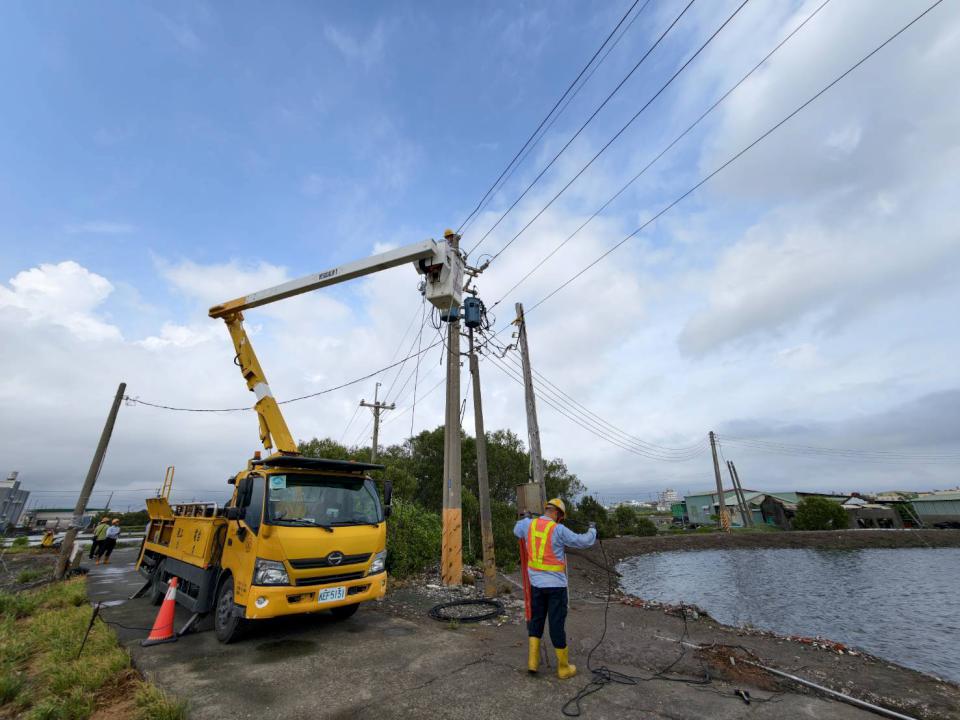 中颱丹娜絲肆虐高雄地區停電達40048戶 3區處人員漏夜搶修陸續復電