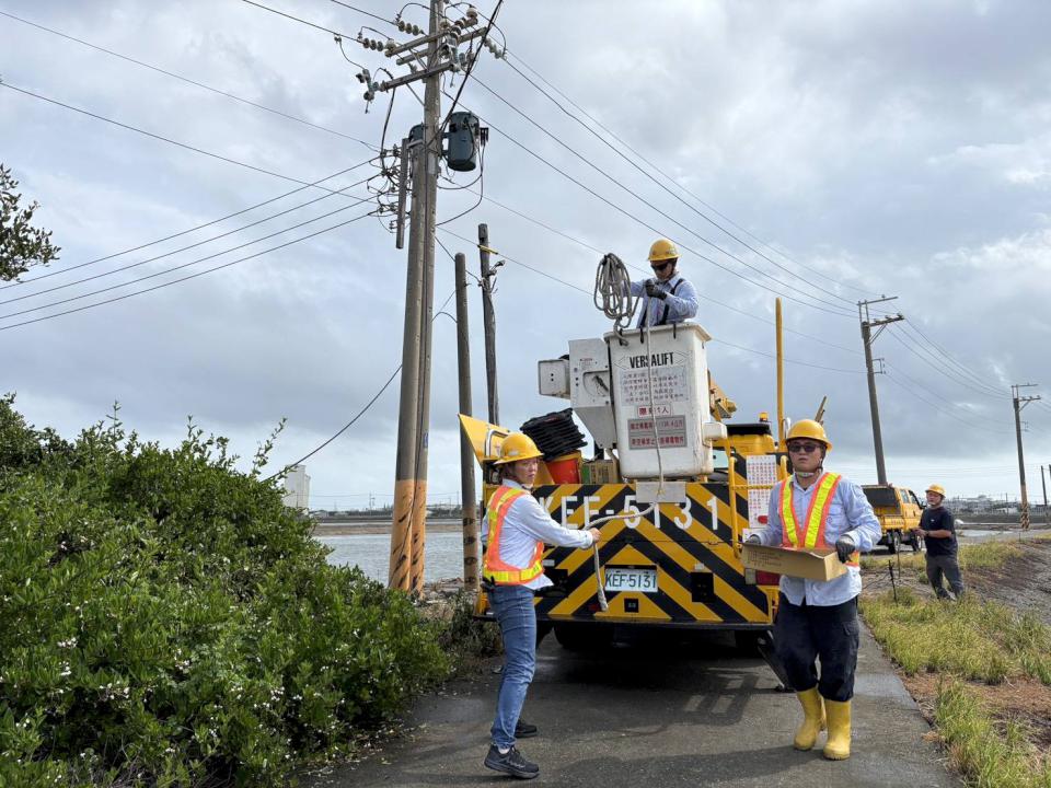 中颱丹娜絲肆虐高雄地區停電達40048戶 3區處人員漏夜搶修陸續復電