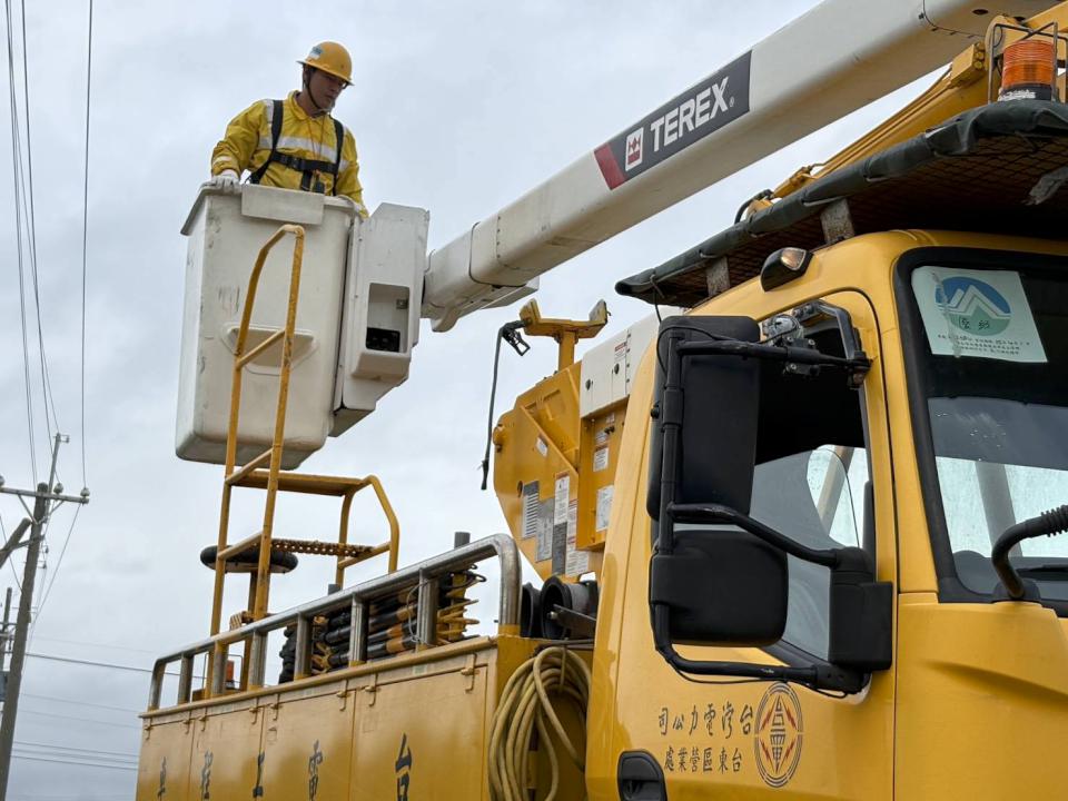 中颱丹娜絲肆虐高雄地區停電達40048戶 3區處人員漏夜搶修陸續復電