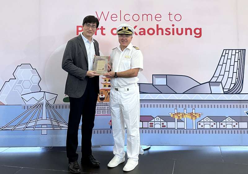 臺灣高雄港務噴水儀式贈紀念牌 喜迎愛達郵輪史黛拉號泊靠