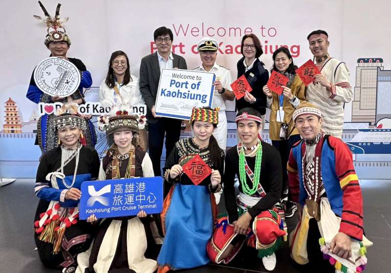 臺灣高雄港務噴水儀式贈紀念牌 喜迎愛達郵輪史黛拉號泊靠