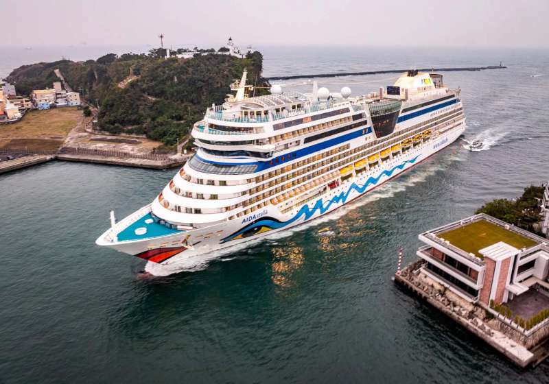 臺灣高雄港務噴水儀式贈紀念牌 喜迎愛達郵輪史黛拉號泊靠