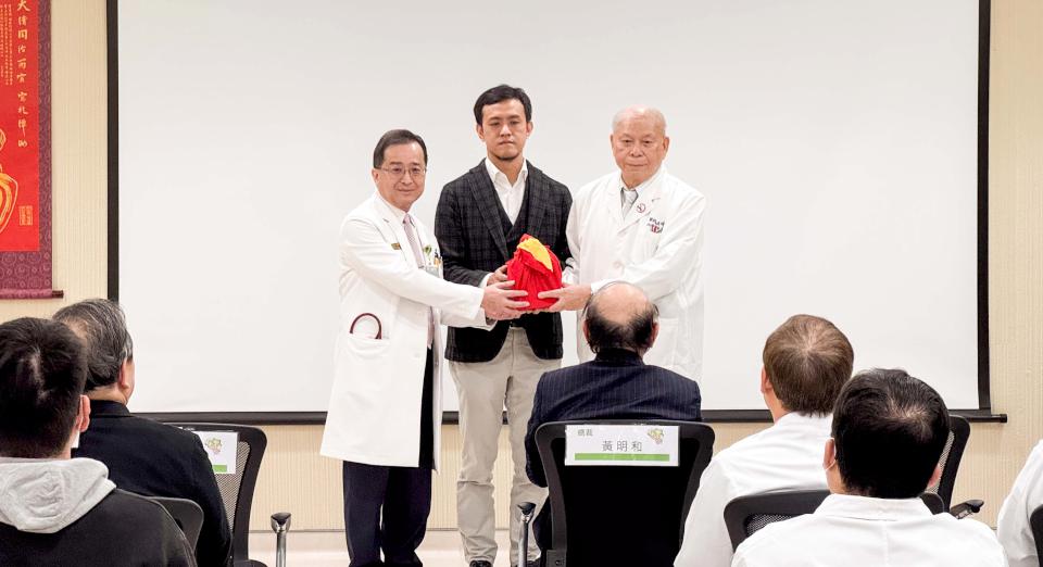 高雄秀傳紀念醫院院長趙昭欽轉任名譽院長 胸腔外科專家吳明和接掌