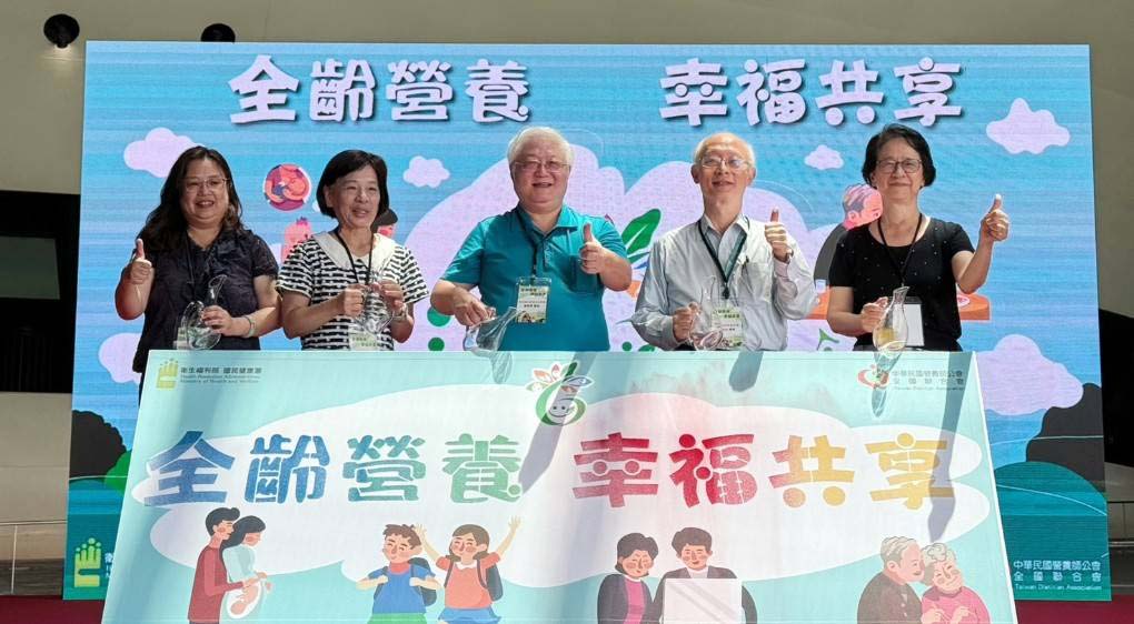 國健署前進衛武營展各縣市社區營養推廣中心成果 肯定高市衛生局跨區交流貢獻