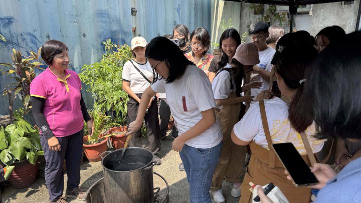 青年局山海探險隊最終場移師大寮 走訪菱角田、紅磚窯場、體驗染布