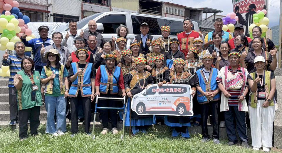 餐廳業者捐贈高市桃源區衛生所交通車一輛 預計5月投入長照服務