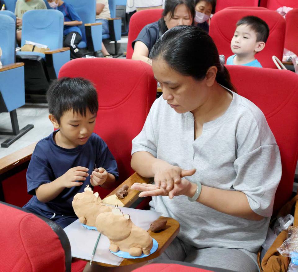 高市社教館、教育局家教中心親子共學列車 巡迴阿蓮區復安國小教作造型輕質土