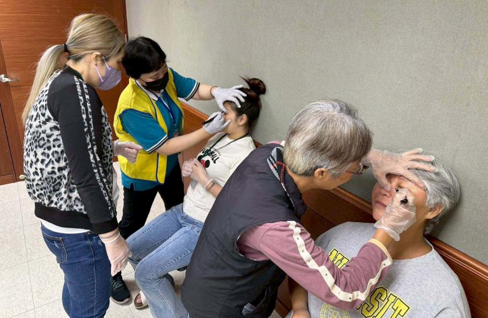 高市社會局4社福中心攜手台灣信徹蓮池功德會 邀專業講師傳傳授牛角撥筋技巧