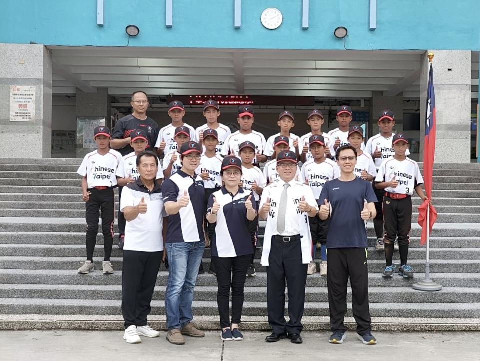 高市中正國小少棒隊113年國小棒球運動聯賽奪冠 征戰日本教育局授旗祝福