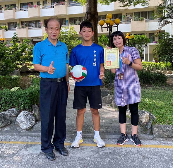 中山工商生秦棠彥花東強震肉身護嬤 校方頒狀表揚納入品德教育實例