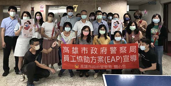 高市警局送女性同仁康乃馨花束賀母親節 新手媽加碼獲贈感恩禮包