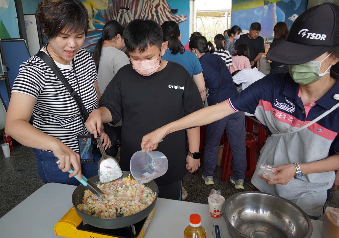 社教館邀張瓊尹前進旗津區中洲國小 指導親子手作黃金棺材板