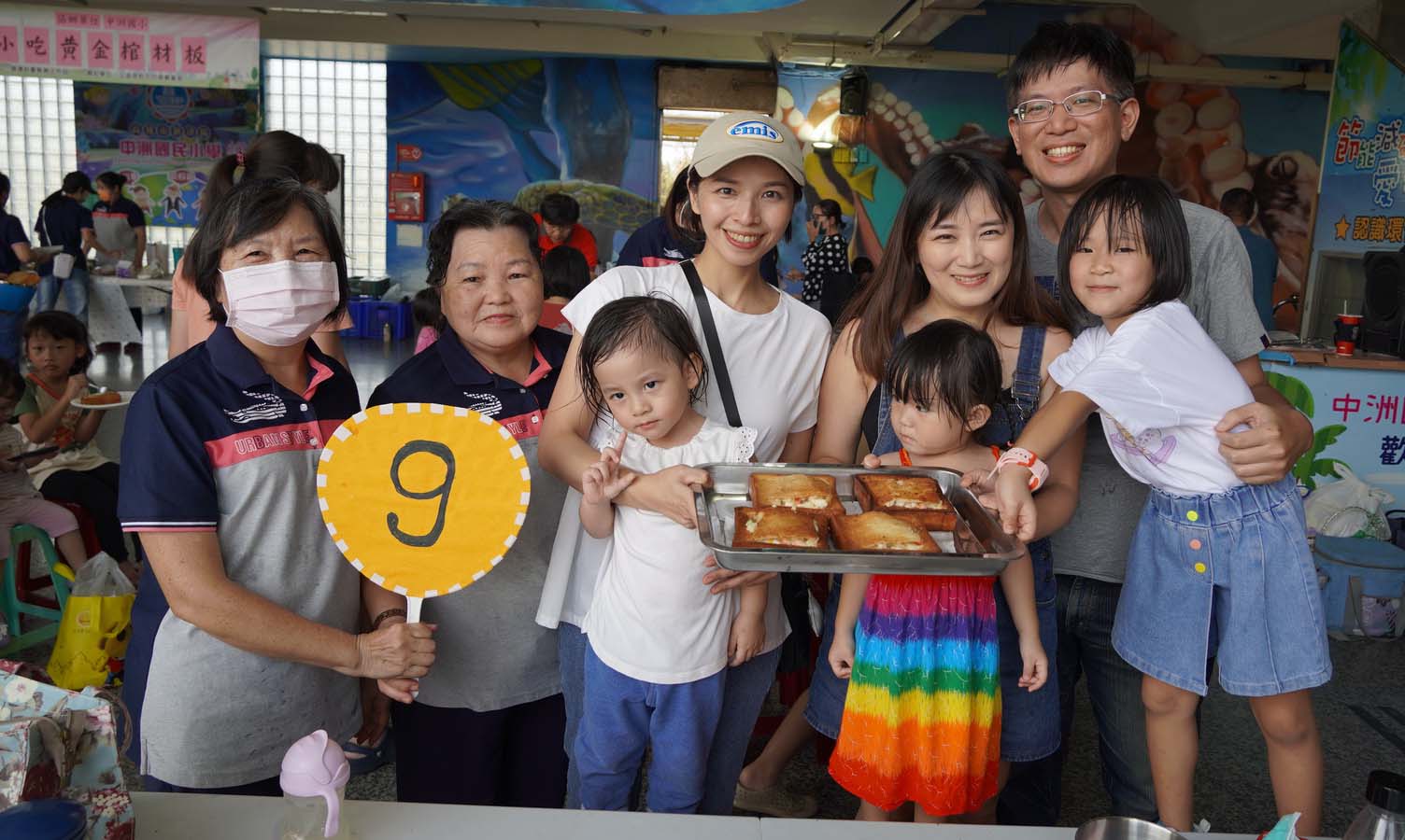 社教館邀張瓊尹前進旗津區中洲國小 指導親子手作黃金棺材板