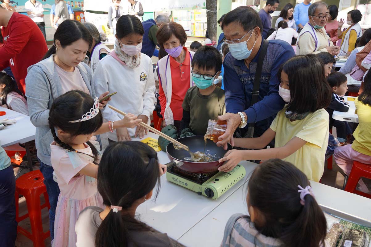 社教館假日親子活動前進橋頭區興糖國小 邀志工志工蔡淑貞教做核棗糕