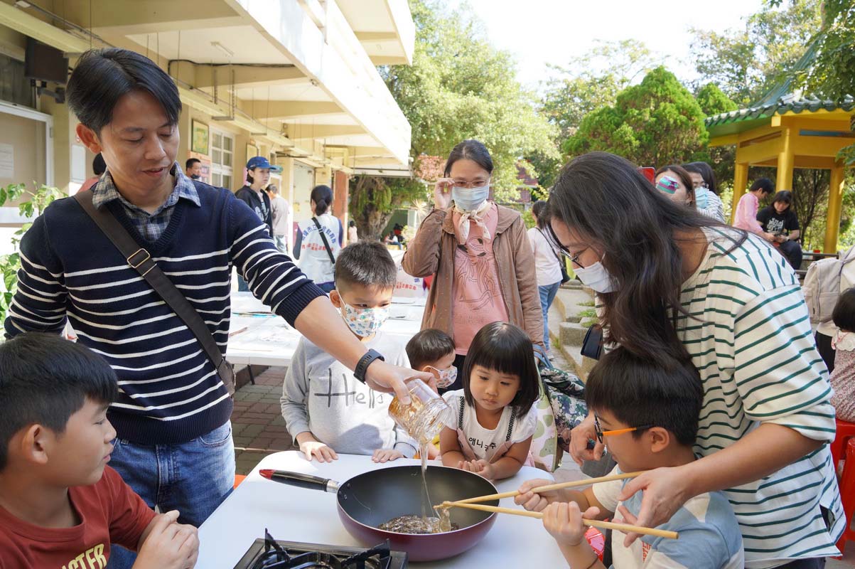 社教館假日親子活動前進橋頭區興糖國小 邀志工志工蔡淑貞教做核棗糕