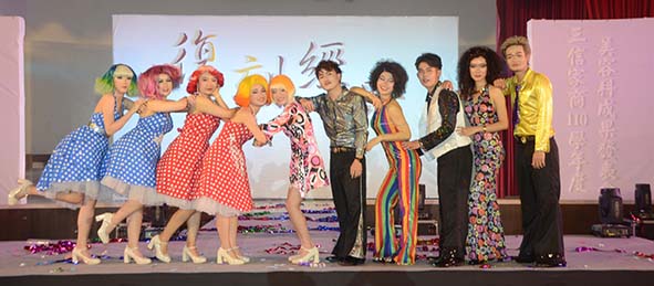 三信家商美容科「復刻經典」發表會 演繹舞蹈、妝髮、服飾秀學習成果