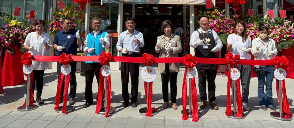 知名連鎖量販超市插旗屏縣潮州鎮 歡慶開幕多項優惠滿額贈摺疊購物袋
