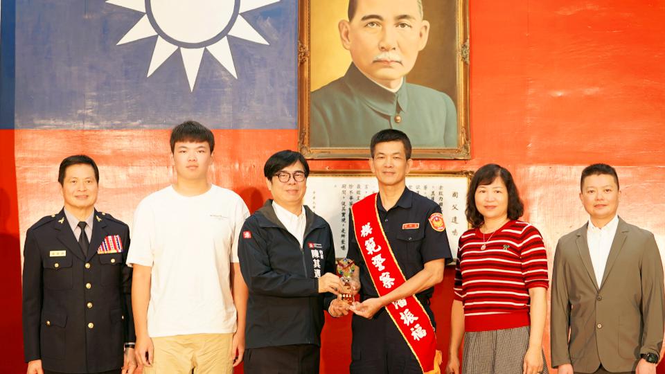 高市警察局歡慶114年警察節 陳其邁表揚模範警察等17名得主