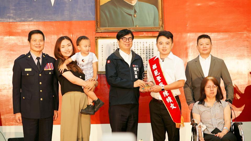 高市警察局歡慶114年警察節 陳其邁表揚模範警察等17名得主