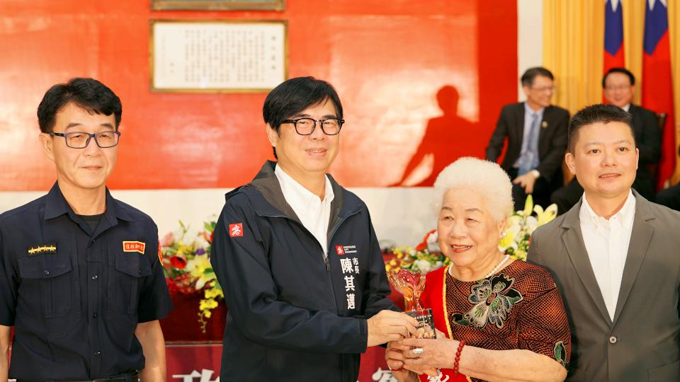 高市警察局歡慶114年警察節 陳其邁表揚模範警察等17名得主