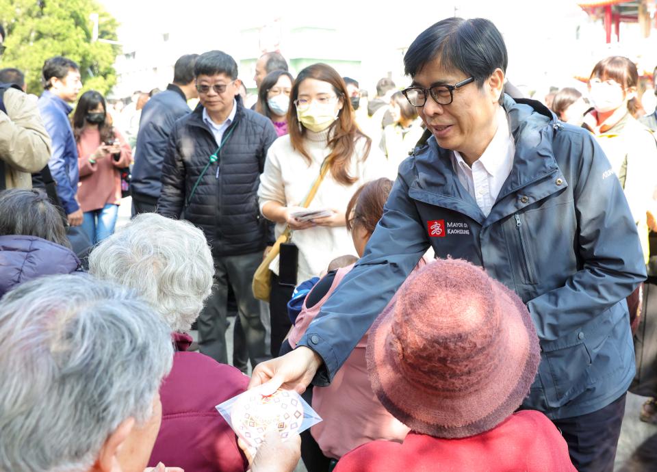 陳其邁參拜阿蓮、田寮兩寺廟發送開運小紅包 感謝中央地方協助建設高雄