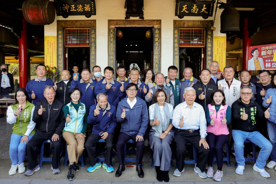 陳其邁參拜阿蓮、田寮兩寺廟發送開運小紅包 感謝中央地方協助建設高雄