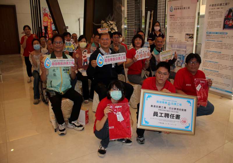 領先全台印刷類身障庇護工場進駐高市前鎮區 員工演示影印姓名貼機操作流程