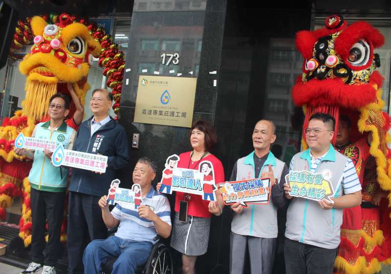 領先全台印刷類身障庇護工場進駐高市前鎮區 員工演示影印姓名貼機操作流程