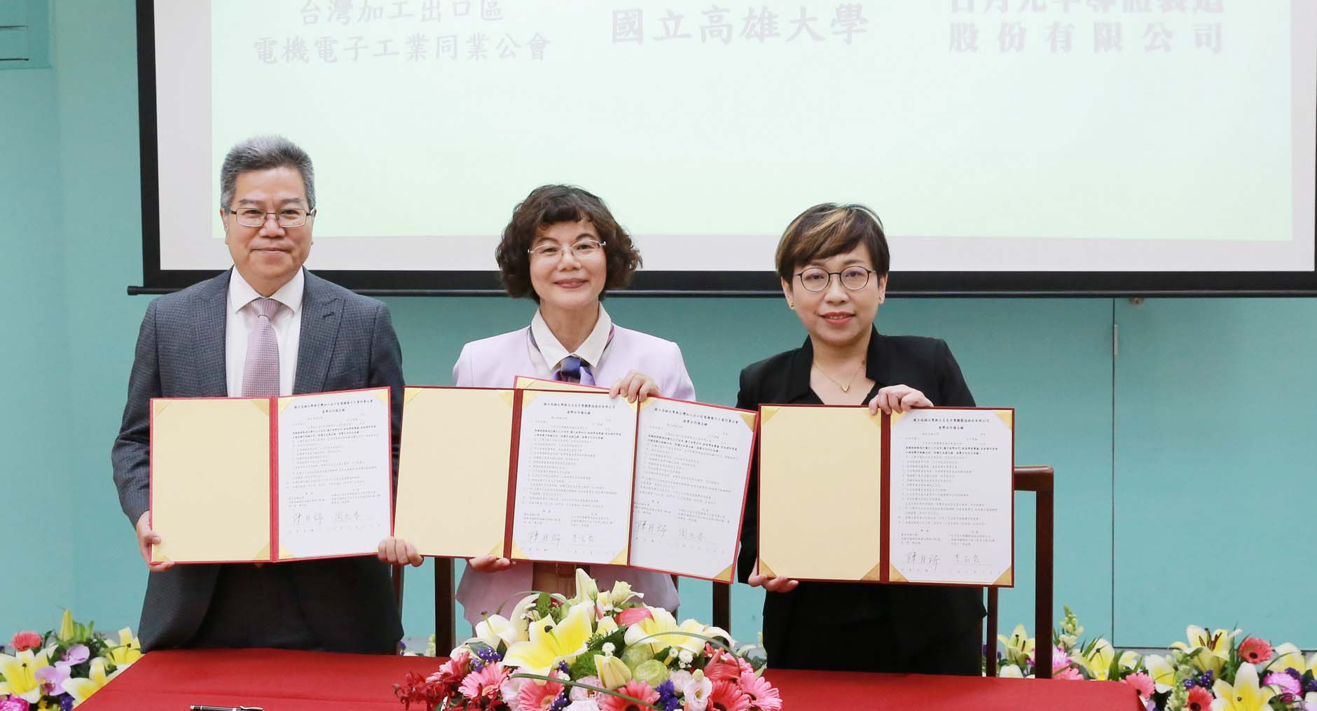 高雄大學21週年校慶結盟日月光產學合作 力邀藝術家許伯夷參展皇冠創作