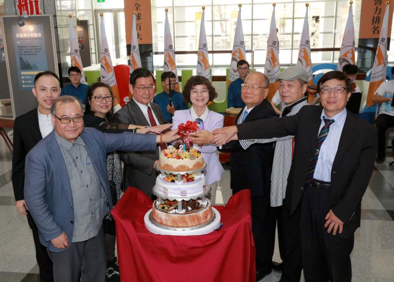 高雄大學21週年校慶結盟日月光產學合作 力邀藝術家許伯夷參展皇冠創作