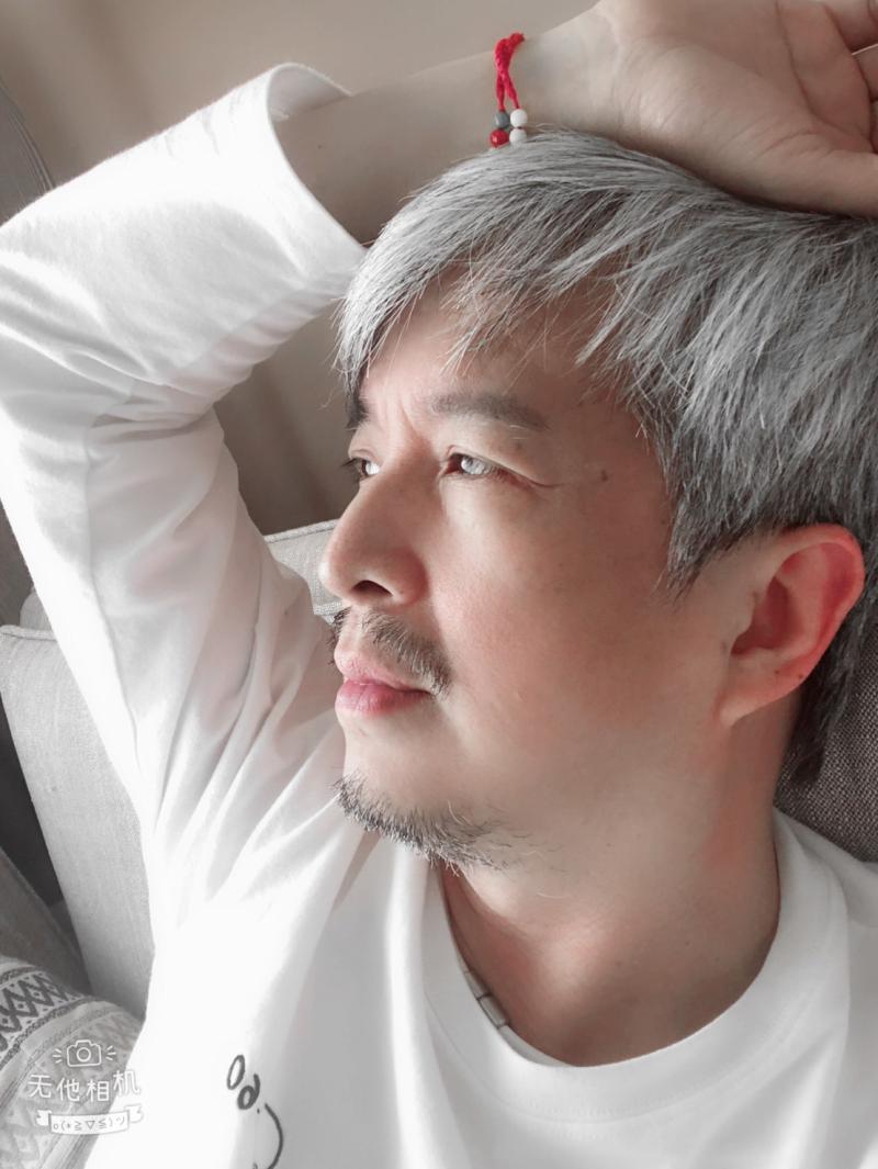 【第287期】閩南語情歌王子 王建傑 現身高雄飯店名品 參與四藝術家聯展開幕茶會獻唱最新單曲