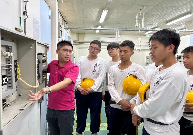 中山工商電機科26生考取室內配線乙級證照  畢業月薪40K起跳