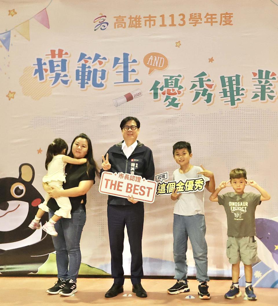 高市教育局模範暨優秀畢業生首前進美濃國中與市長合影 陳其邁勉續勇敢逐夢