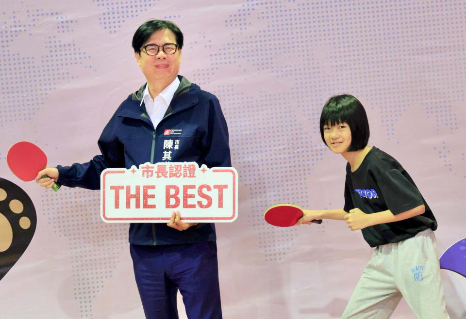 高市教育局模範暨優秀畢業生首前進美濃國中與市長合影 陳其邁勉續勇敢逐夢