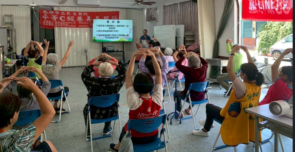 民生醫院營養師深入醫事C級巷弄站 篩檢營養不良風險傳授健康飲食知識