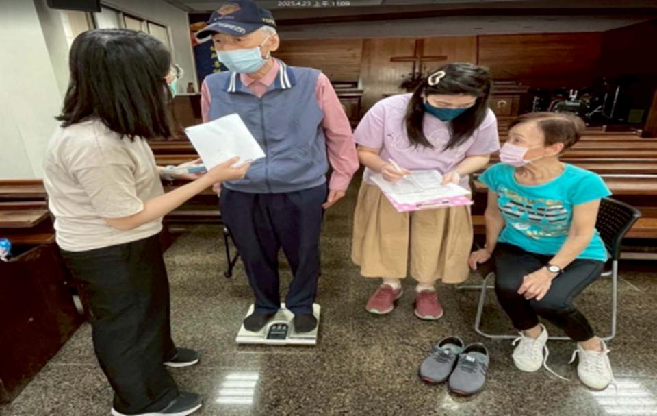 民生醫院營養師深入醫事C級巷弄站 篩檢營養不良風險傳授健康飲食知識
