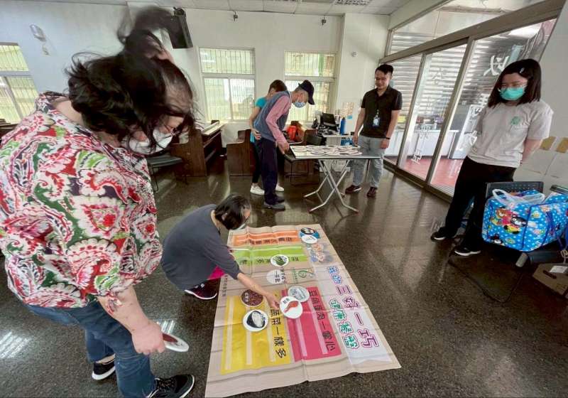 民生醫院營養師深入醫事C級巷弄站 篩檢營養不良風險傳授健康飲食知識