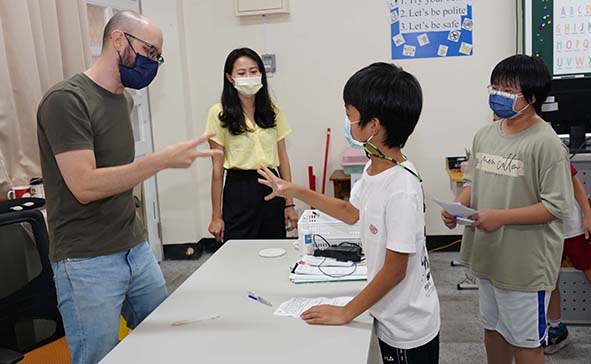 忠孝國小愛師Bingo樂 學生挑戰九宮格闖關蒐集簽章換好禮