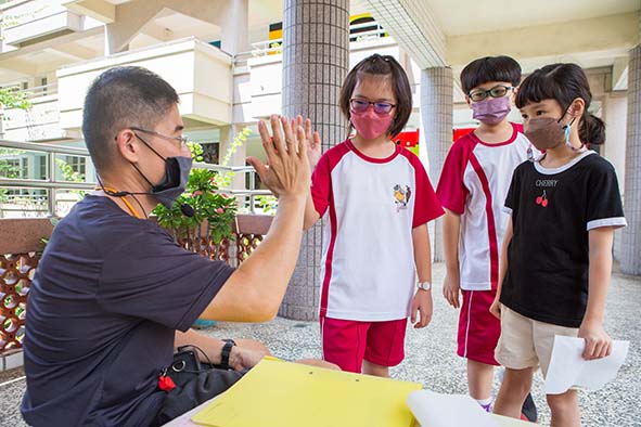 忠孝國小愛師Bingo樂 學生挑戰九宮格闖關蒐集簽章換好禮