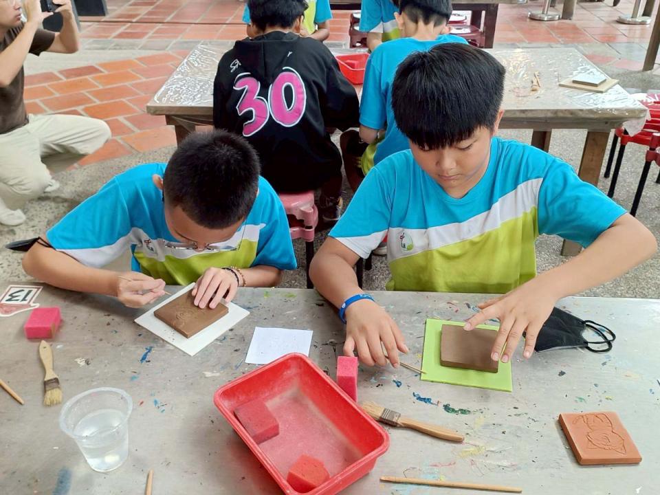 龍興國小石雕課出走大樹三和瓦窯 應屆畢業生磚雕初體驗