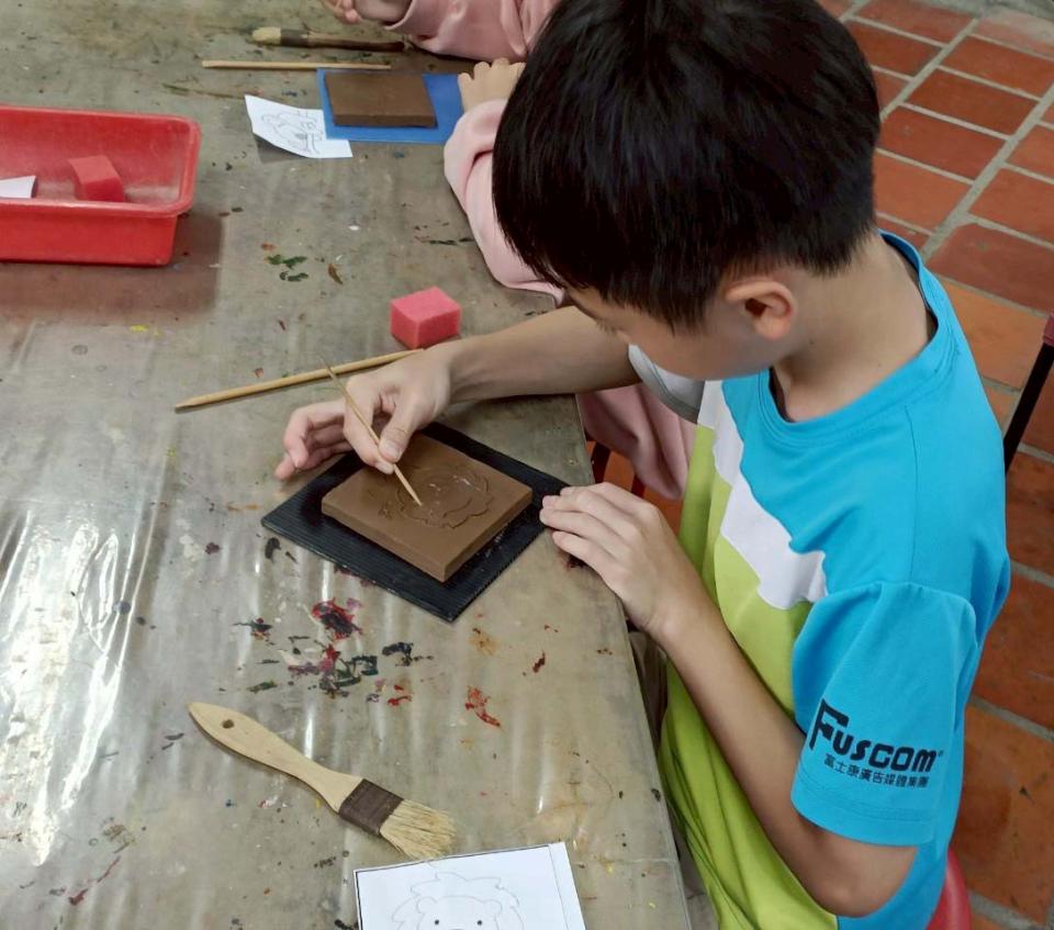 龍興國小石雕課出走大樹三和瓦窯 應屆畢業生磚雕初體驗