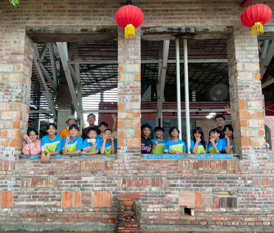 龍興國小石雕課出走大樹三和瓦窯 應屆畢業生磚雕初體驗