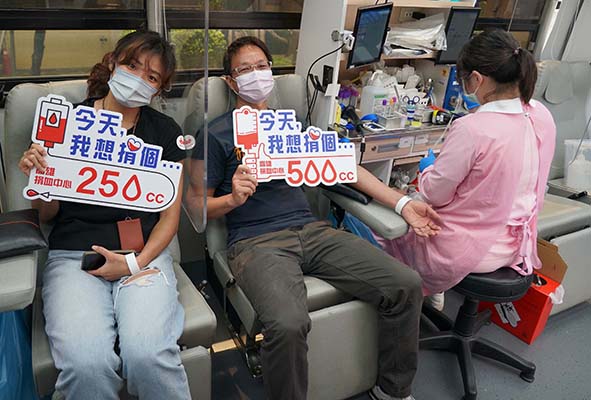 台電鳳山區處號召同仁挽袖募得34000CC熱血 同步宣導節電撇步備戰夏季用電