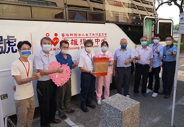 台電鳳山區處號召同仁挽袖募得34000CC熱血 同步宣導節電撇步備戰夏季用電