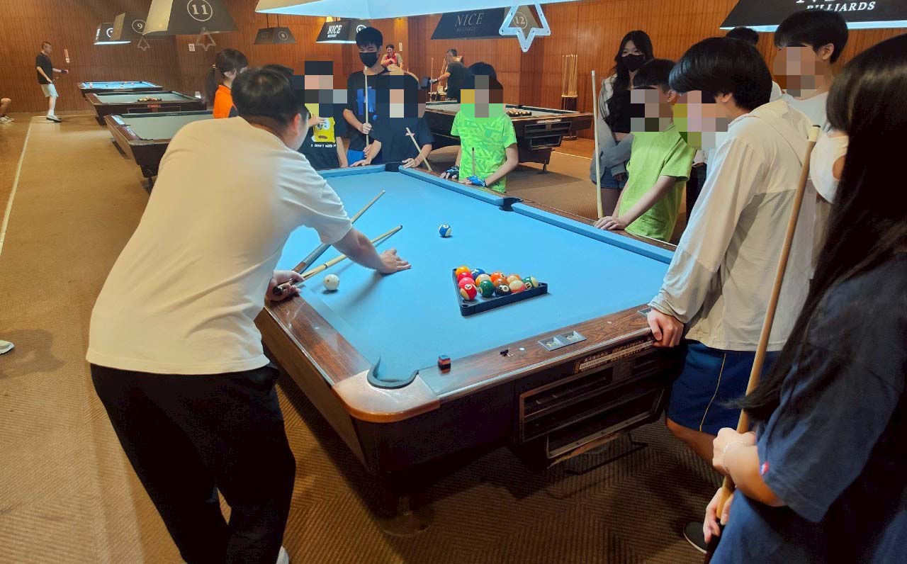 高市警局少年隊攜手少輔會前進撞球館 邀兒少體驗揮桿樂趣宣導暑期工讀慎防有詐