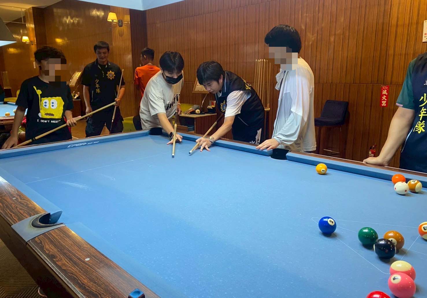 高市警局少年隊攜手少輔會前進撞球館 邀兒少體驗揮桿樂趣宣導暑期工讀慎防有詐