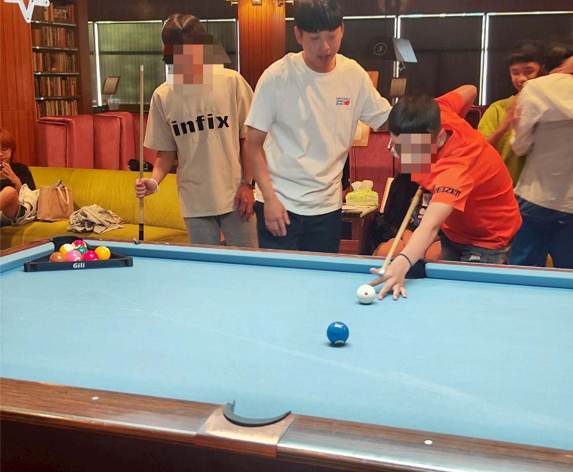 高市警局少年隊攜手少輔會前進撞球館 邀兒少體驗揮桿樂趣宣導暑期工讀慎防有詐