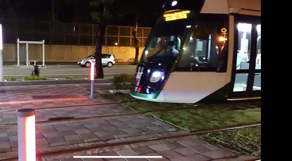 高雄輕軌鼓山段紛屢傳機車違規擦撞列車事故 捷運局攜手交通局強化號誌警示系統